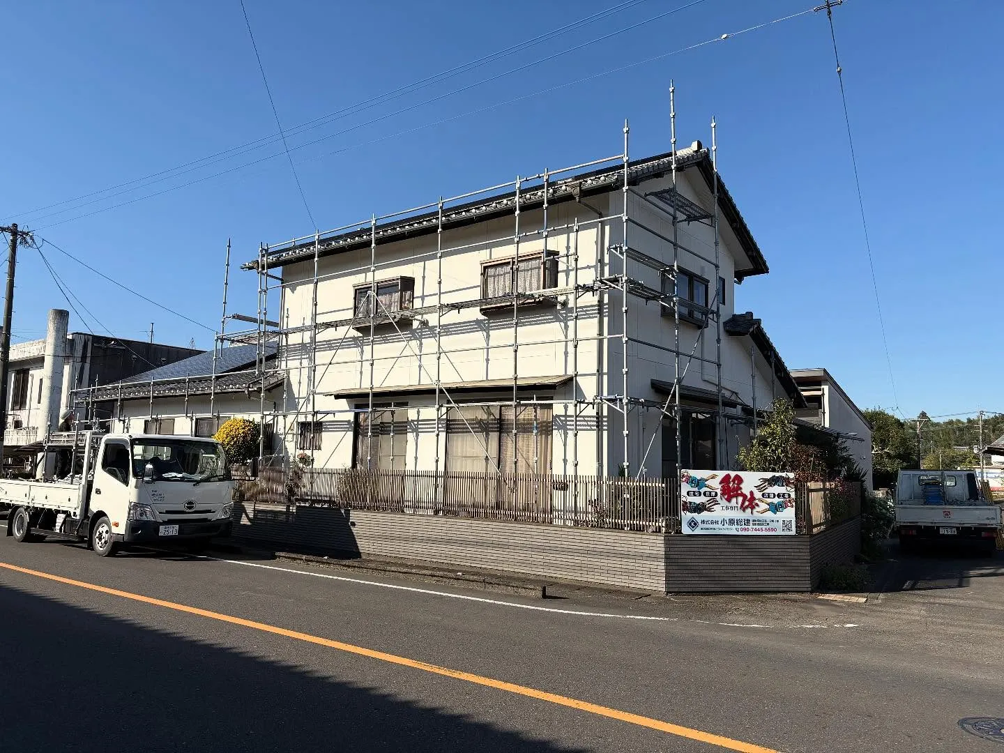 本日は都城市にて、外壁塗装工事に向けた 足場の仮設作業 を行...