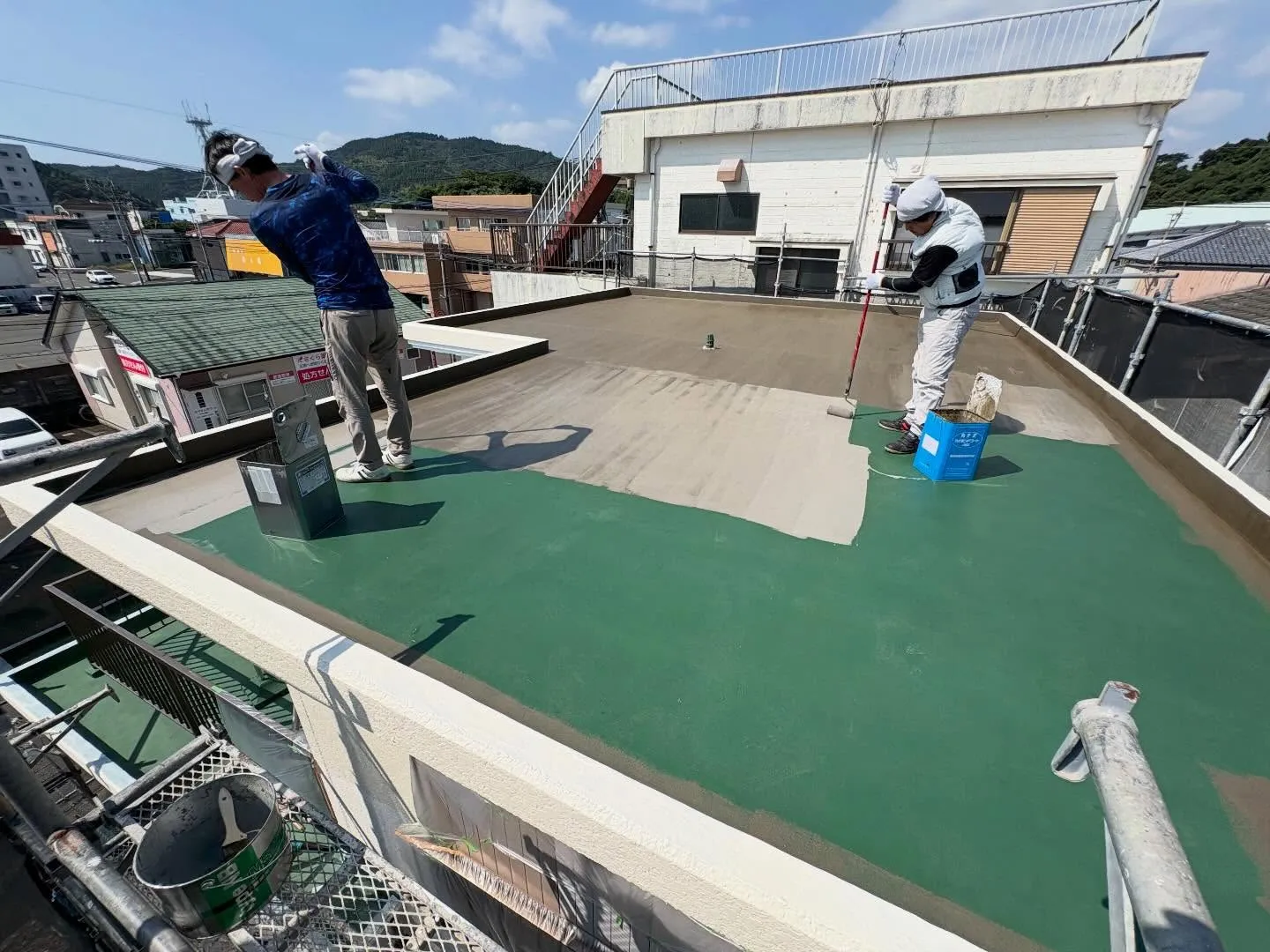 先日、日南市のI様邸にて屋上の塗膜防水工事を行わせていただき...