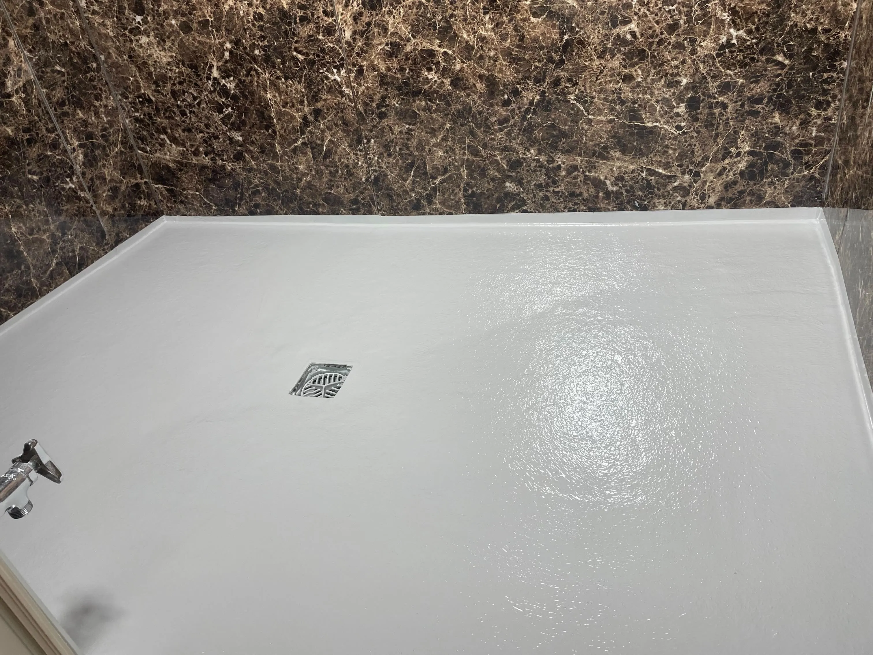 梅雨空が続く中、FRP防水工事を行いました!